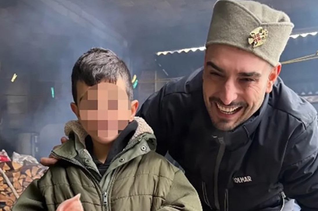 Darko Lazić sa šajkačom na glavi otišao po badnjak: Ne odvaja se od sina! (FOTO)