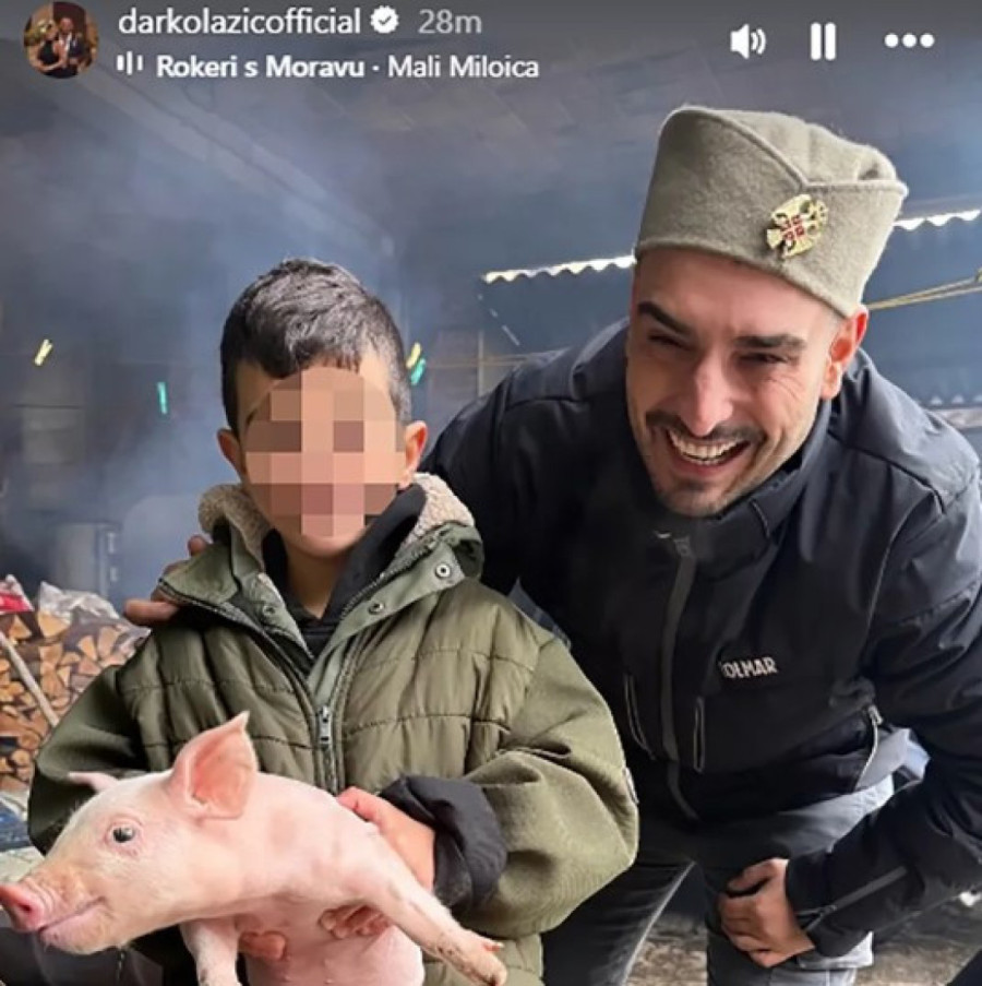 Darko Lazić sa šajkačom na glavi otišao po badnjak: Ne odvaja se od sina! (FOTO)