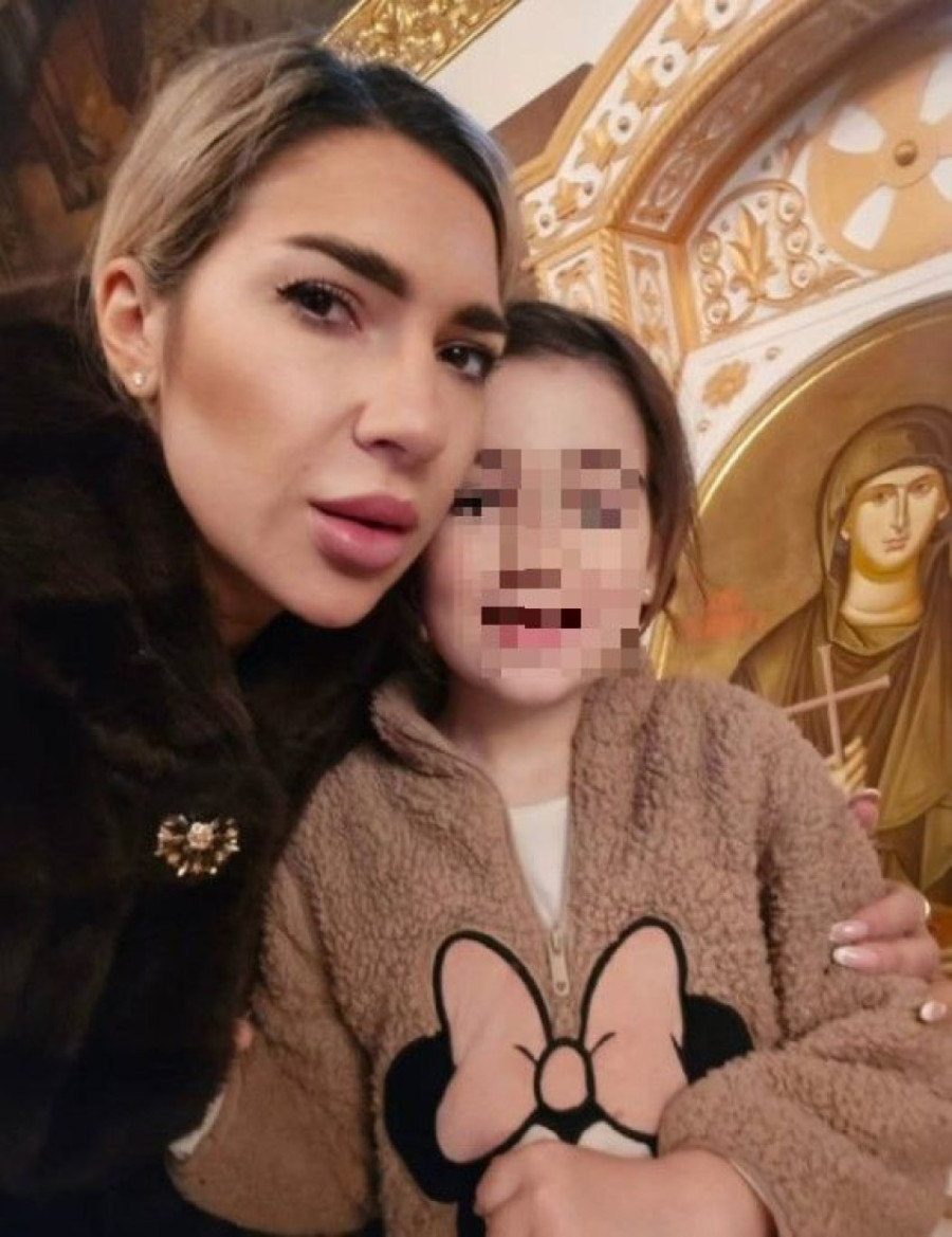 Pričestile se na Badnji dan! Jovana Jeremić sa ćerkom Leom otišla u crkvu (FOTO)