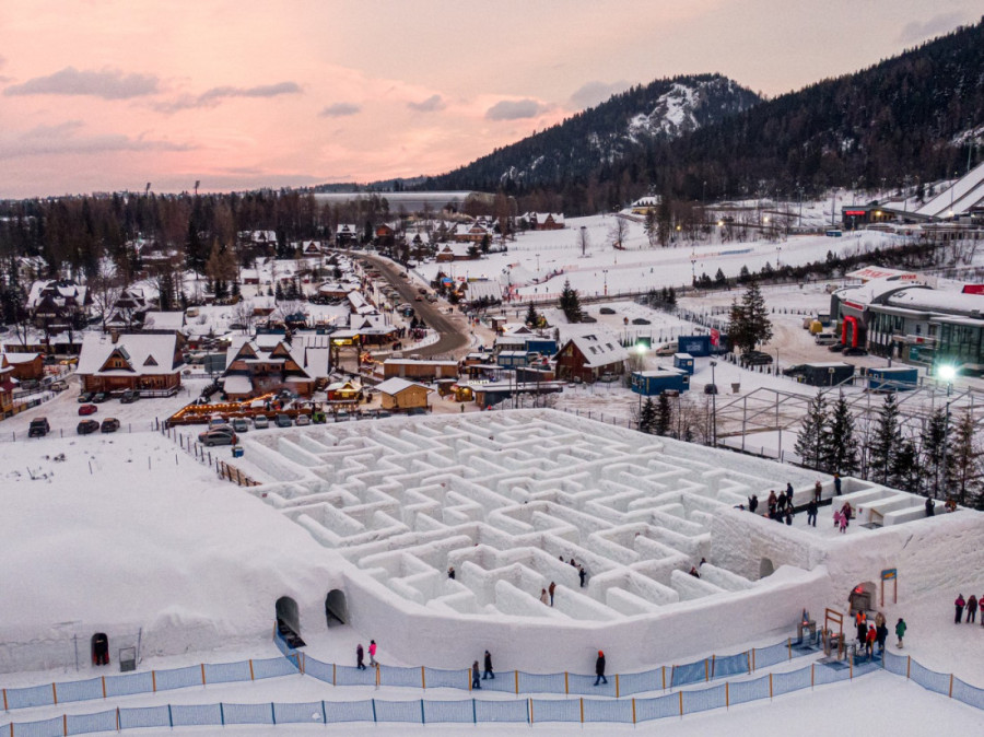 Najveći snežni lavirint na svetu: Neverovatna građevina od čak 60.000 blokova snega (FOTO/VIDEO)