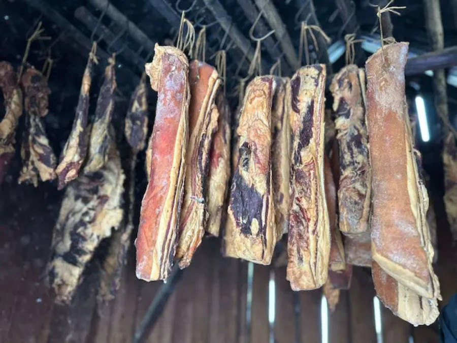 Mirko sa Kablara ima "štek" na kom bi mu pozavideli mnogi: Sa sinovima čuva tradiciju i suši meso na tradicionalan način (FOTO)