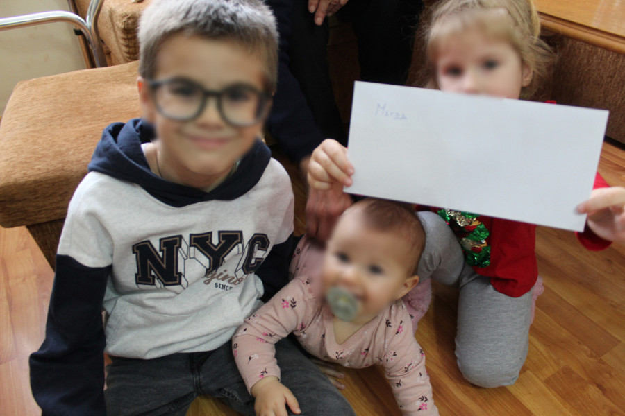 Vučević obišao samohranu majku sa troje dece u Kruščiću kod Kule (FOTO)