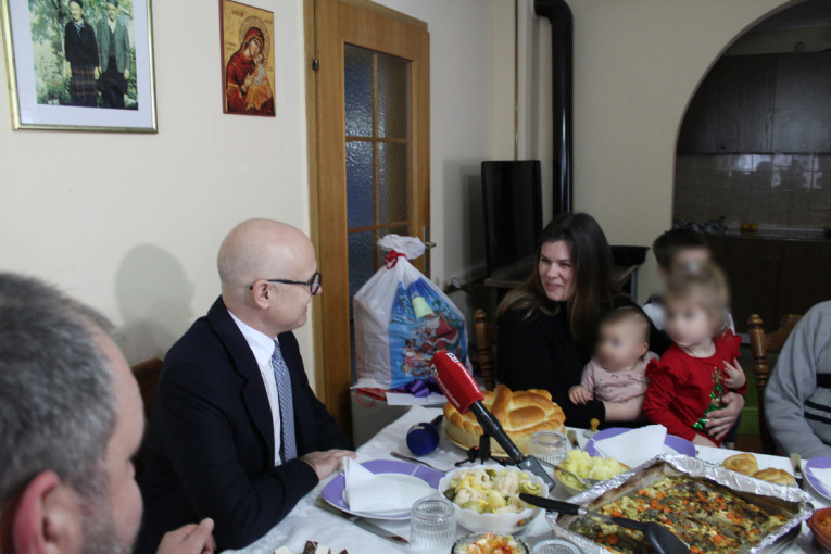 Vučević obišao samohranu majku sa troje dece u Kruščiću kod Kule (FOTO)