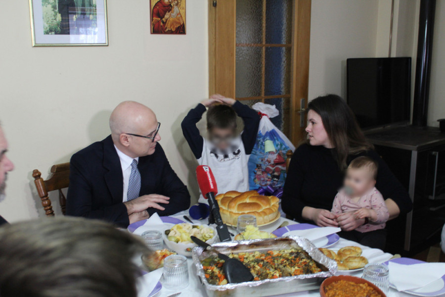 Vučević obišao samohranu majku sa troje dece u Kruščiću kod Kule (FOTO)