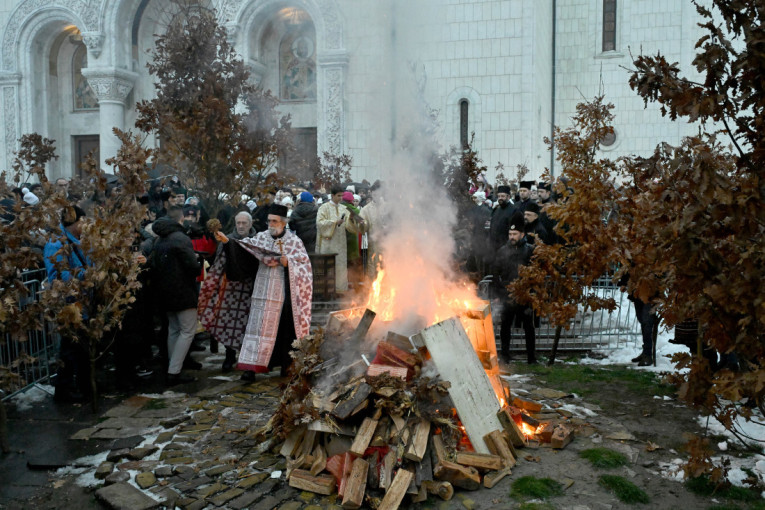 Plamen vere na Vračaru: Hiljade ljudi sa decom zapalile badnjak ispred Hrama Svetog Save!