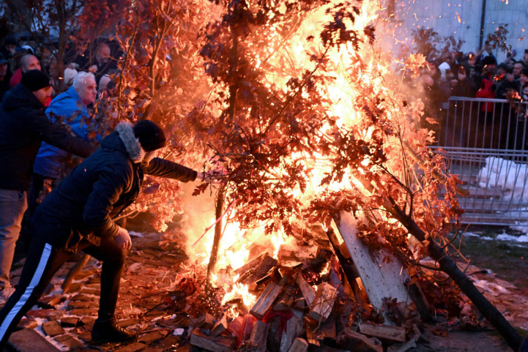 Plamen vere na Vračaru: Hiljade ljudi sa decom zapalile badnjak ispred Hrama Svetog Save!