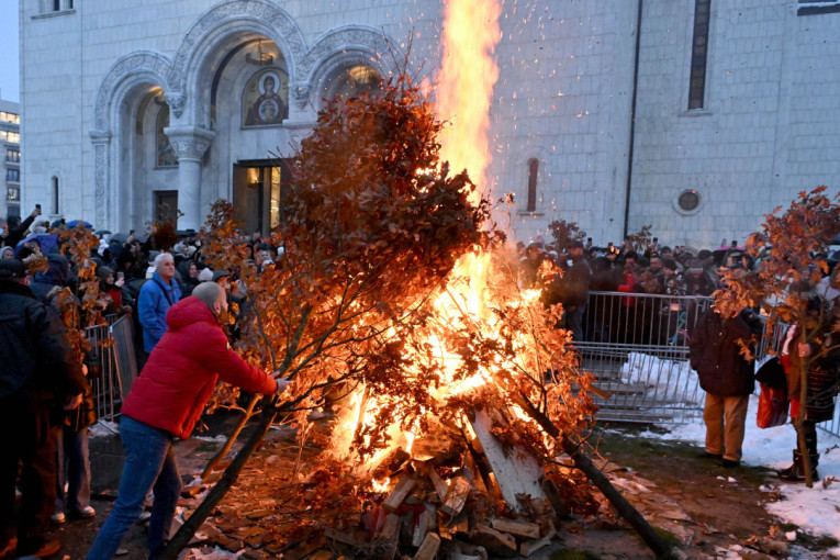 Plamen vere na Vračaru: Hiljade ljudi sa decom zapalile badnjak ispred Hrama Svetog Save!
