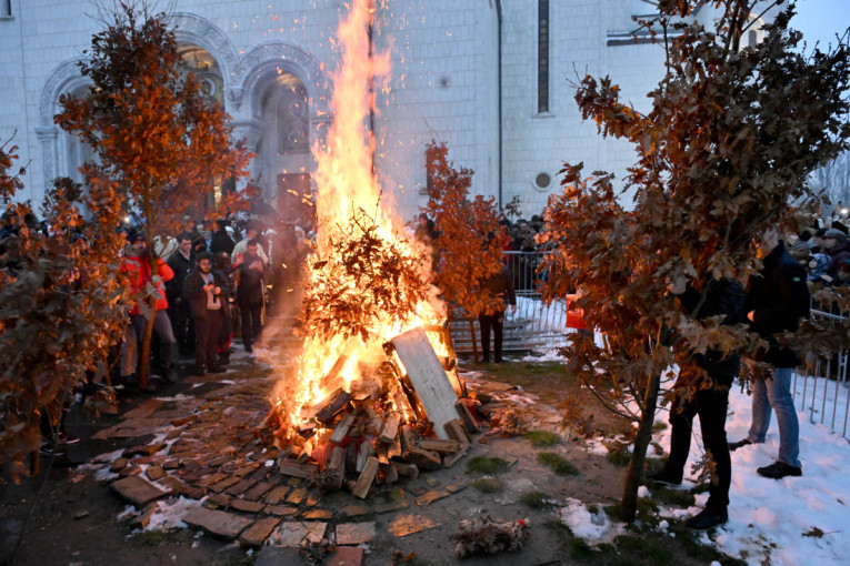 Plamen vere na Vračaru: Hiljade ljudi sa decom zapalile badnjak ispred Hrama Svetog Save!