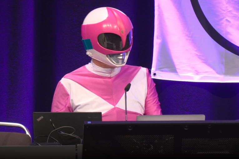 Roze rendžerka hakovala sajtove za muvanje neonacista! Uživo pokazala svoje umeće, odmah optužena za sajber-terorizam