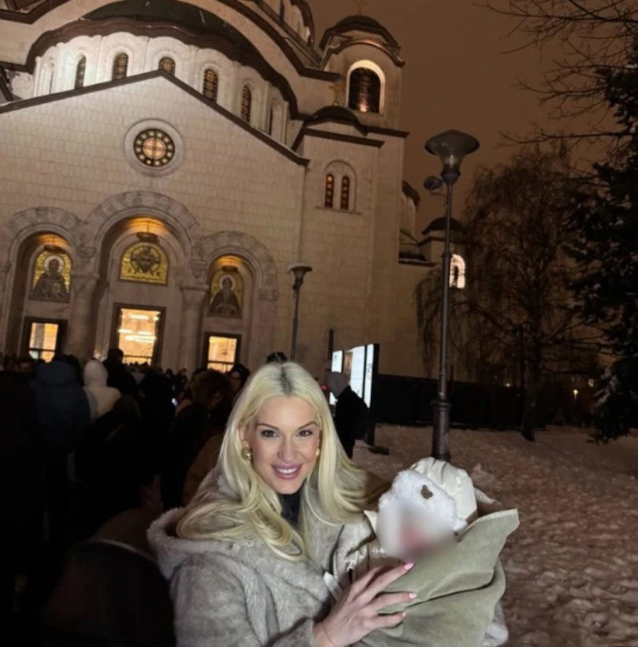 Anja Mit slavi prvi Božić sa sinom: Glumica ispred Hrama drži naslednika u naručju (FOTO)
