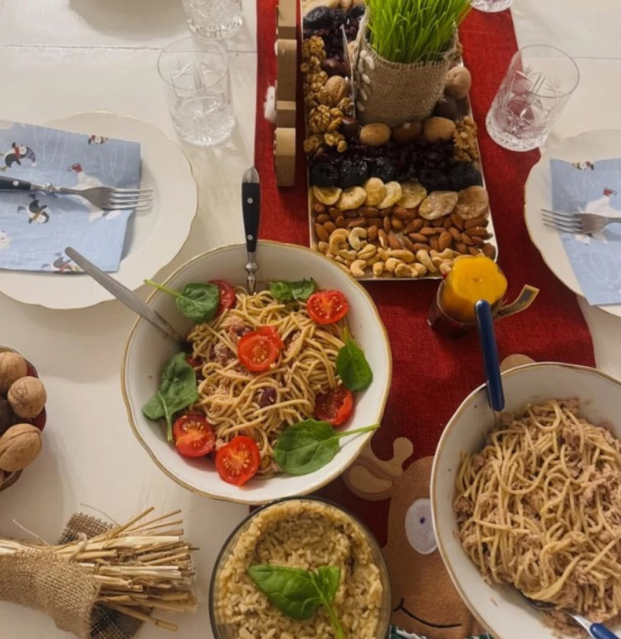 Anja Mit slavi prvi Božić sa sinom: Glumica ispred Hrama drži naslednika u naručju (FOTO)