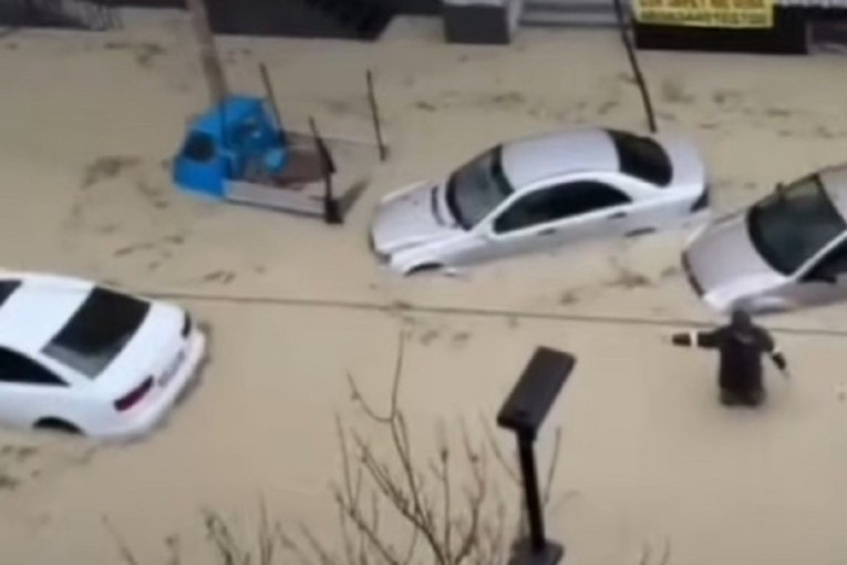 Apokalipsa u Albaniji: Pola zemlje pod vodom, poplave blokirale gradove (VIDEO)