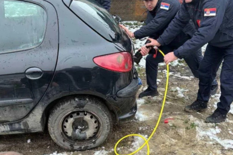 Sekunde su odlučivale: Beba ostala zaključana u automobilu! (FOTO)