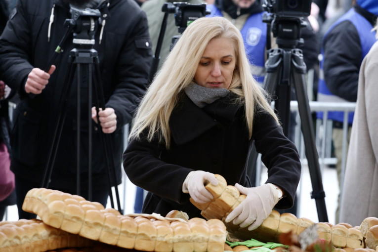 Hiljade ljudi ispred Hrama Svetog Save: Lomljenje česnice okupilo vernike iz cele Srbije (FOTO/VIDEO)