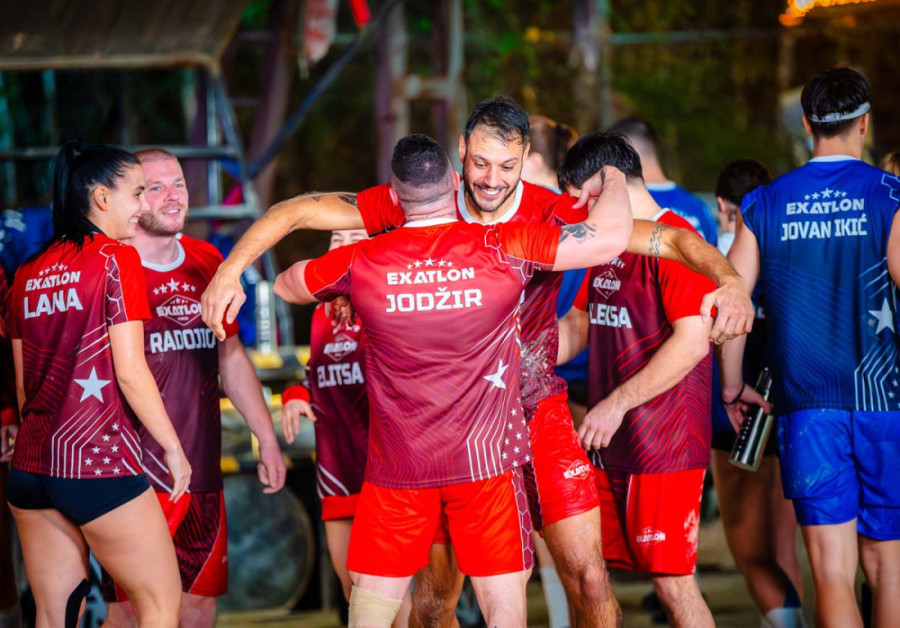 Pet rijaliti učesnika istetoviralo isti simbol na istom mestu: "Šta napravi Beograd od tebe!" (FOTO)