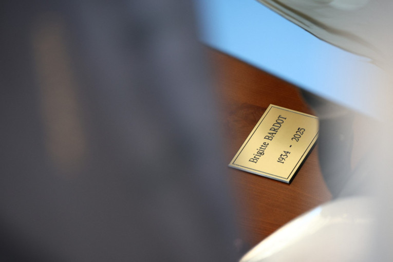 Brižit Bardo sahranjena u strogoj tajnosti: Došao i sin sa kojim nije pričala, na vencu napisao samo jedno (FOTO)