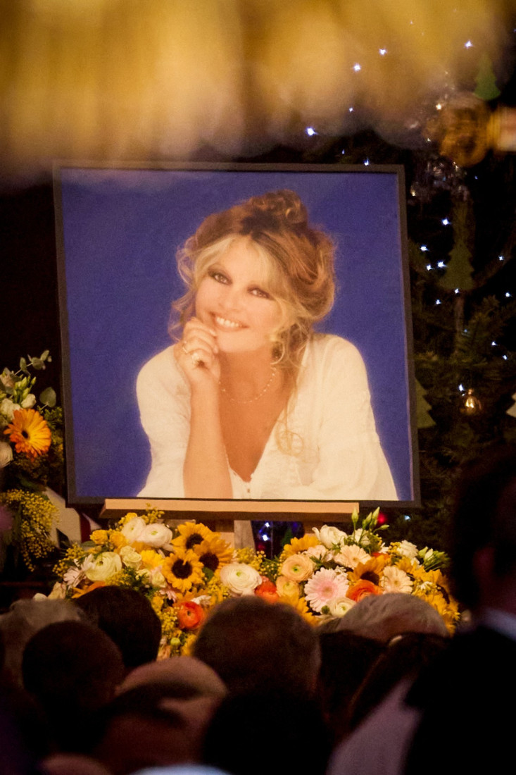 Brižit Bardo sahranjena u strogoj tajnosti: Došao i sin sa kojim nije pričala, na vencu napisao samo jedno (FOTO)