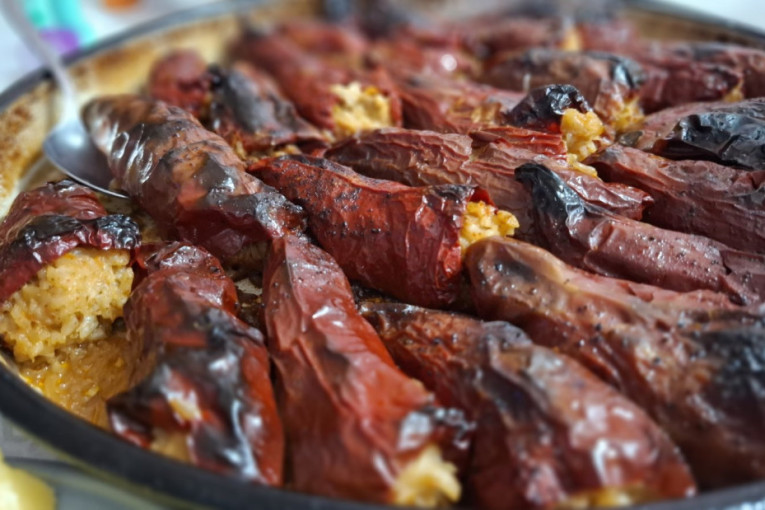 Recept dana: Punjene suve paprike sa mlevenim mesom i pirinčem je naše starinsko jelo koje miriše na dom i tradiciju