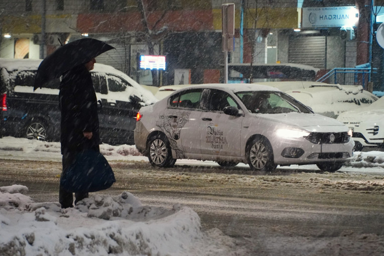 Haos na Medaku: Pešaci popadali, automobili pokušali da ih izbegnu pa se zakucali u zaštitnu ogradu