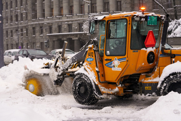 Sneg do pet centimetara i magla na putevima Srbije: Vozači, prilagodite brzinu!