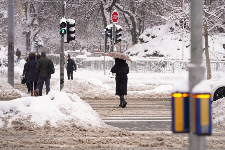 Beograd pod snegom: 83 vozila čiste ulice, menjaju se trase gradskog prevoza (FOTO)