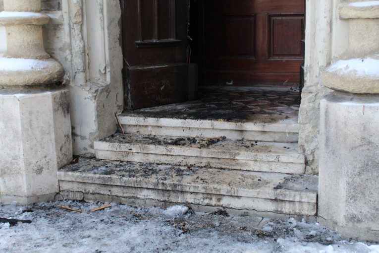 Vatrogasci spasili crkvu: Piromani divljali u centru Novog Sada (FOTO/VIDEO)