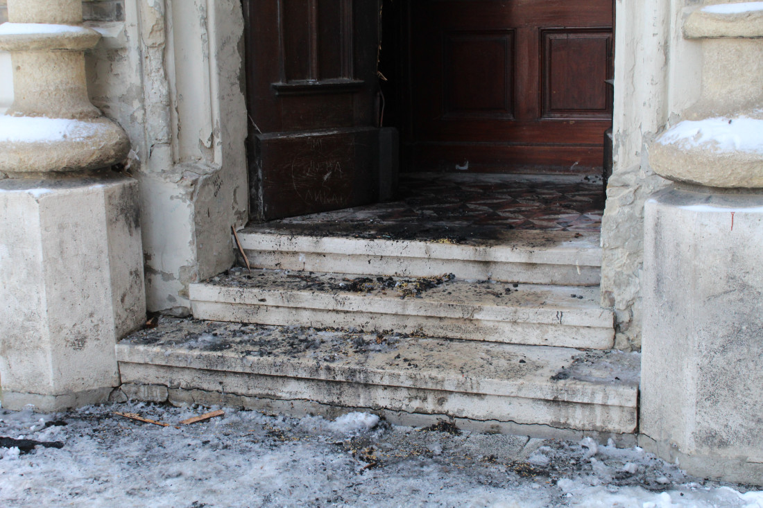 Vatrogasci spasili crkvu: Piromani divljali u centru Novog Sada (FOTO/VIDEO)