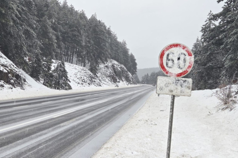 Naslovne strane dnevnih novina: Prelistavanje štampe za 22. januar 2026. godine