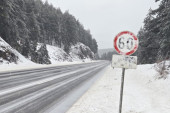 Sneg se zadržao na putевima III prioriteta: Ivanjica, Užice, Vranje i Zaječar pod belim pokrivačem