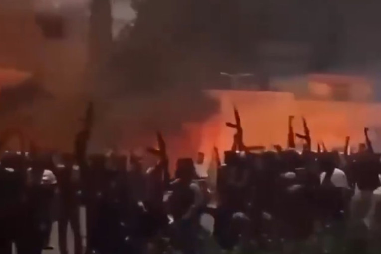 Iran utonuo u potpuni haos! Demonstranti zauzeli već dva grada, vlada nudi ustupke, Kurdi pozivaju na štrajk (VIDEO)