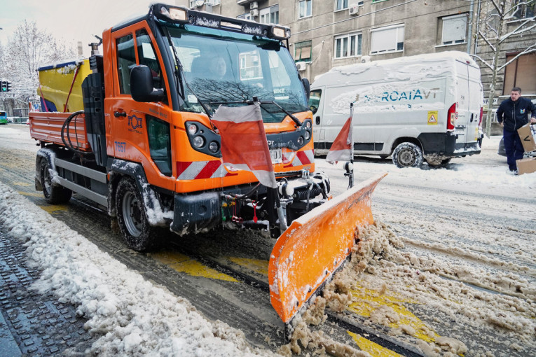 Sneg zatrpao Mionicu, sedam ekipa na terenu: Borba za svaki put i svaku kuću!