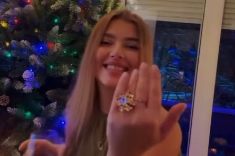 Verila se Kija Kockar! Odmah se pohvalila ogromnim prstenom! (VIDEO)
