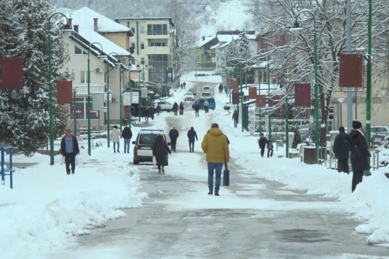 RHMZ pozvao na oprez zbog poledice, tokom dana sporo otapanje snega