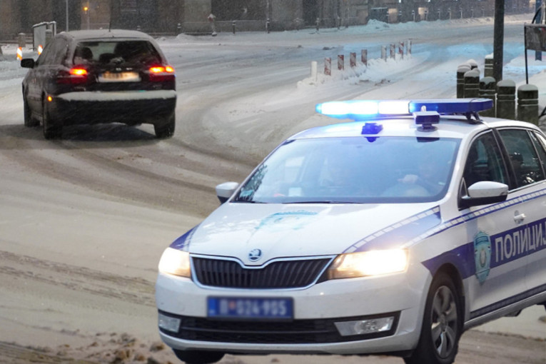 Drama u Kraljevu: Devojčice vukao na sankama prikačenim na auto, na njih naletelo drugo vozilo!
