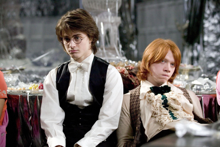 Zašto su Hari Poter i Ron nosili dugu kosu u "Vatrenom peharu"? Jedna od najsmešnijih anegdota iz čuvenog serijala (FOTO/VIDEO)