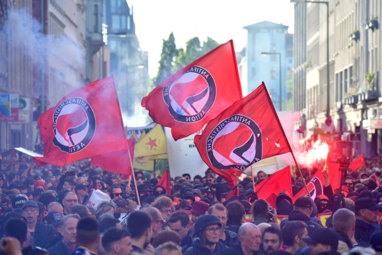 Cirih u plamenu: Antifa napada policiju, a Kran Montanu zaboravili!