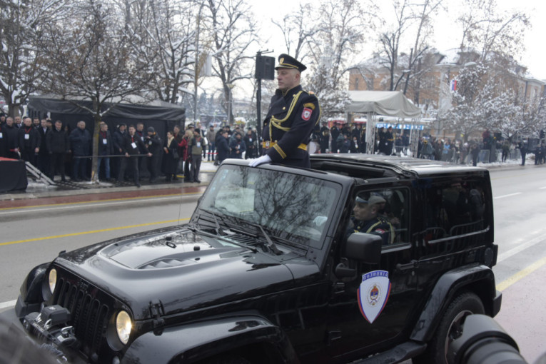 Veličanstveni prizori iz Banjaluke: Orilo se "Pukni zoro", svi kao jedan u svečanom defileu na Dan Republike Srpske! (FOTO/VIDEO)