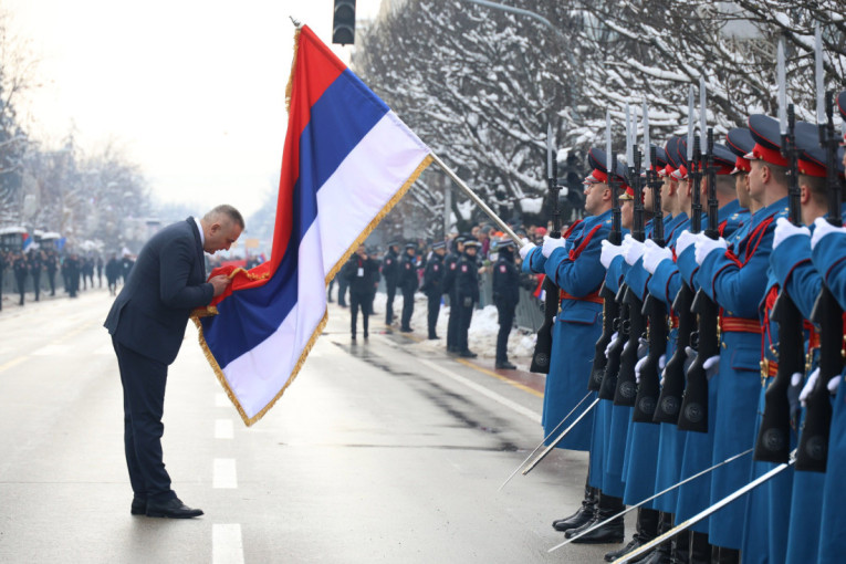Veličanstveni prizori iz Banjaluke: Orilo se "Pukni zoro", svi kao jedan u svečanom defileu na Dan Republike Srpske! (FOTO/VIDEO)