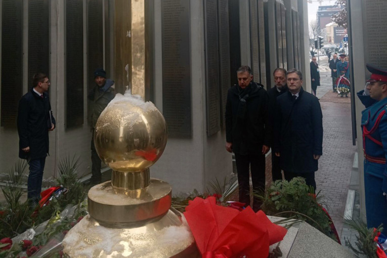 Veličanstveni prizori iz Banjaluke: Orilo se "Pukni zoro", svi kao jedan u svečanom defileu na Dan Republike Srpske! (FOTO/VIDEO)