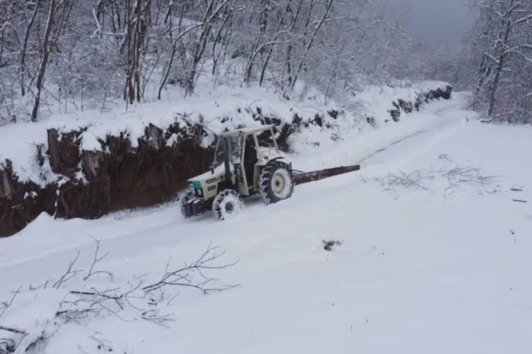 Heroji na snegu: Sedam ekipa probija se do najudaljenijih sela u Gornjem Milanovcu! (FOTO)