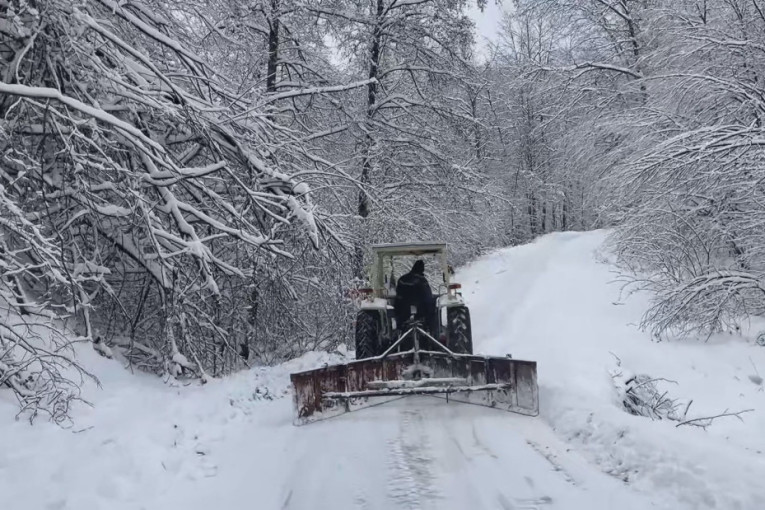 Heroji na snegu: Sedam ekipa probija se do najudaljenijih sela u Gornjem Milanovcu! (FOTO)