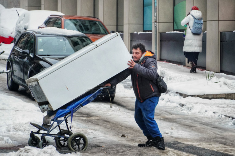 Beograđanin postao hit na mrežama: Uzeo kolica, natovario ih grdosijom i krenuo kroz sneg! (FOTO)