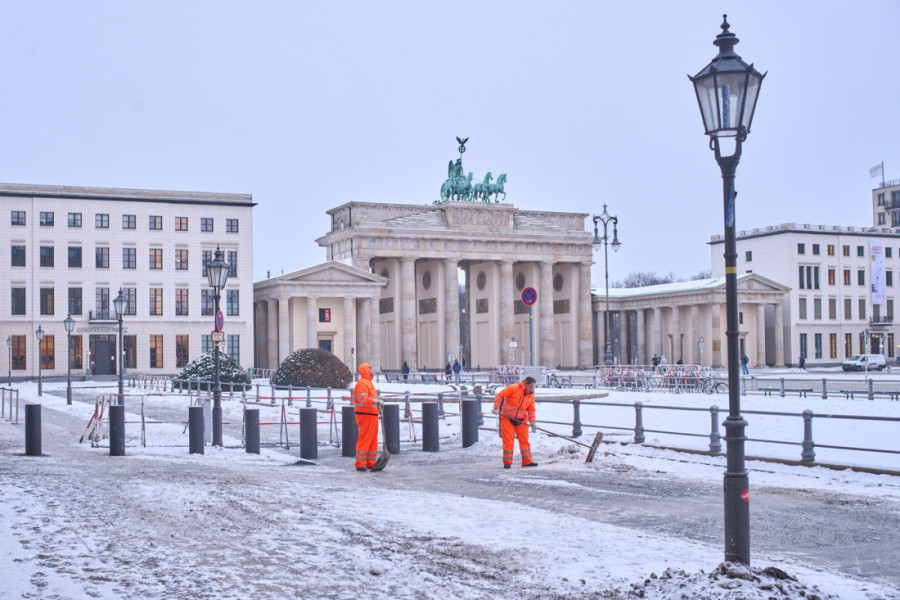 Sneg napravio rusvaj u Nemačkoj: Potpuno obustavljen železnički saobraćaj na severu zemlje (FOTO)