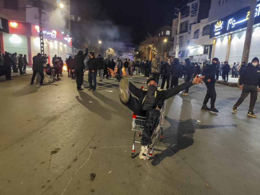 Haotične scene u Iranu! Zapaljene zgrade, hiljade ljudi na ulicama (VIDEO/FOTO)