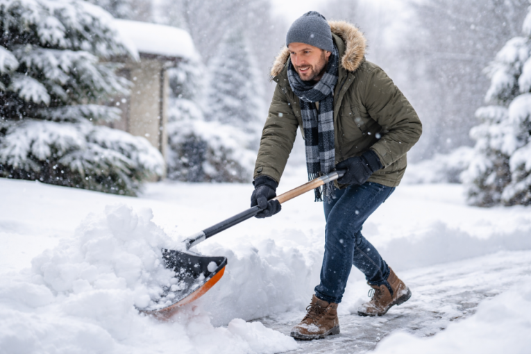 Ovaj zimski trik preplavio je mreže: Kako da očistite sneg bez lopate!