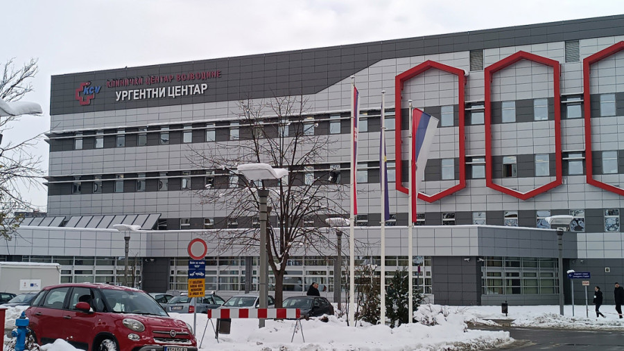 Haos zbog snega u ovom gradu: Građani masovno padali, za 24 sata čak 18 operacija! (VIDEO)