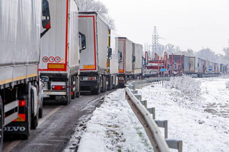 Vozači kamiona u problemu: Duga čekanja na Preševu i Batrovcima