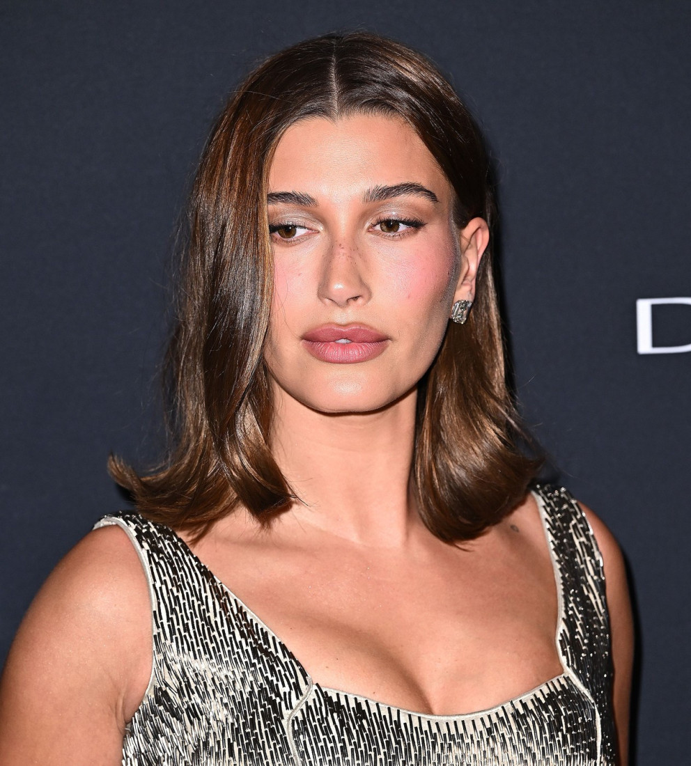 Omaž visokoj modi: Hejli Biber u srebrnoj Armani kreaciji, a tek da joj vidite dijamantske minđuše (FOTO)