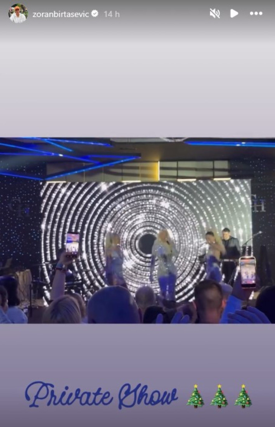 Karleuša nastupala na privatnoj zabavi, njen stajling očarao iako je bila zakopčana do grla! (VIDEO)