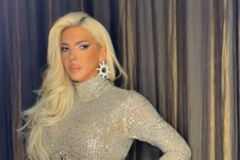 Karleuša nastupala na privatnoj zabavi, njen stajling očarao iako je bila zakopčana do grla! (VIDEO)